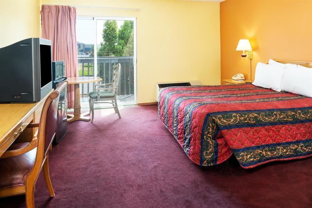 Howard Johnson By Wyndham Spokane Exterior photo