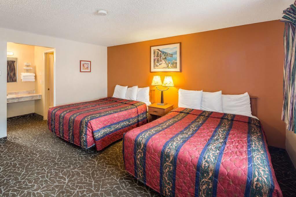 Howard Johnson By Wyndham Spokane Exterior photo
